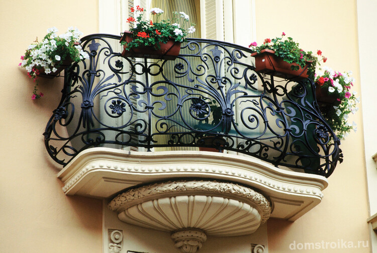 Шикарный балкон с кованными перилами