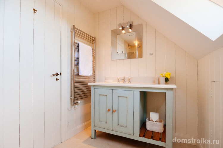 Ванная комната в дачной бытовке со встроенными шкафами. Дерево – основной материал в оформлении