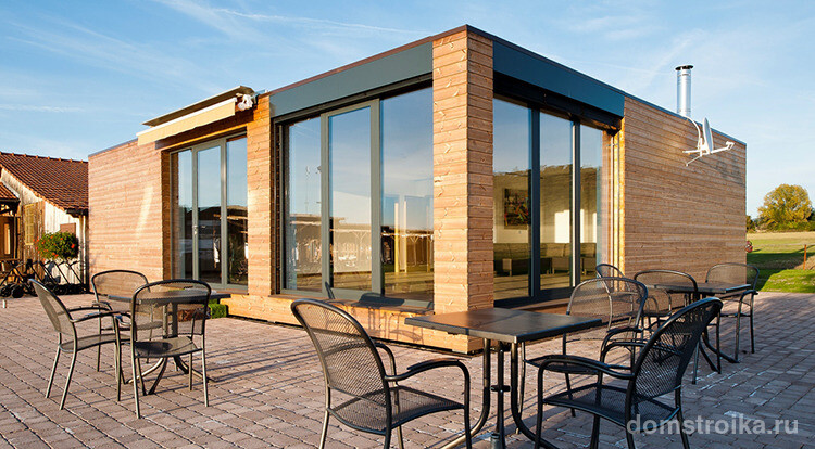 Такой дом с террасой и панорамными энергоэффективными окнами вполне подходит для постоянного проживания в климатических условиях средней полосы