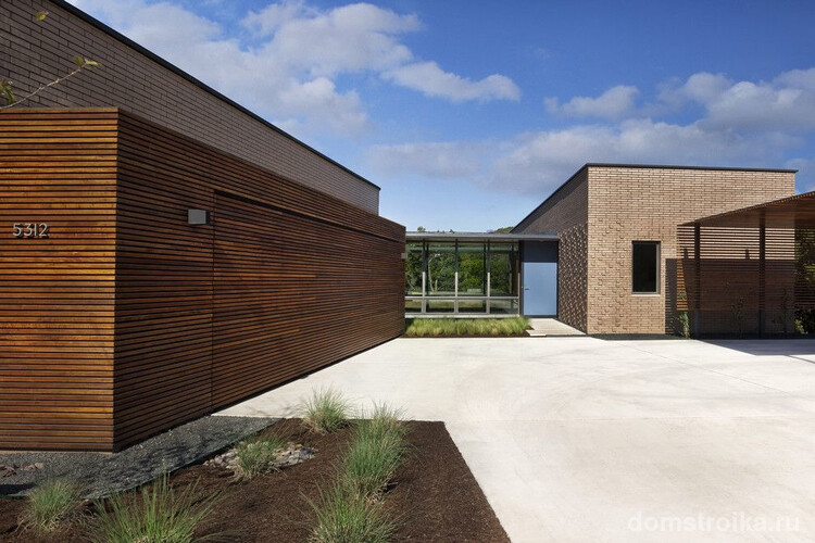 Одноэтажные дома с гаражом: гараж, пристроенный к дому, вместе образуют внутренний двор. Экстерьер зданий в стиле модерн