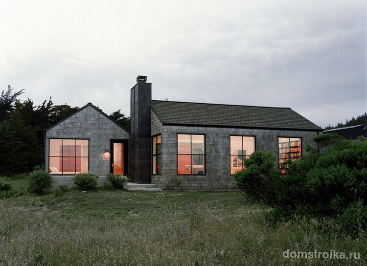 Одноэтажный дом из серого кирпича с большими окнами
