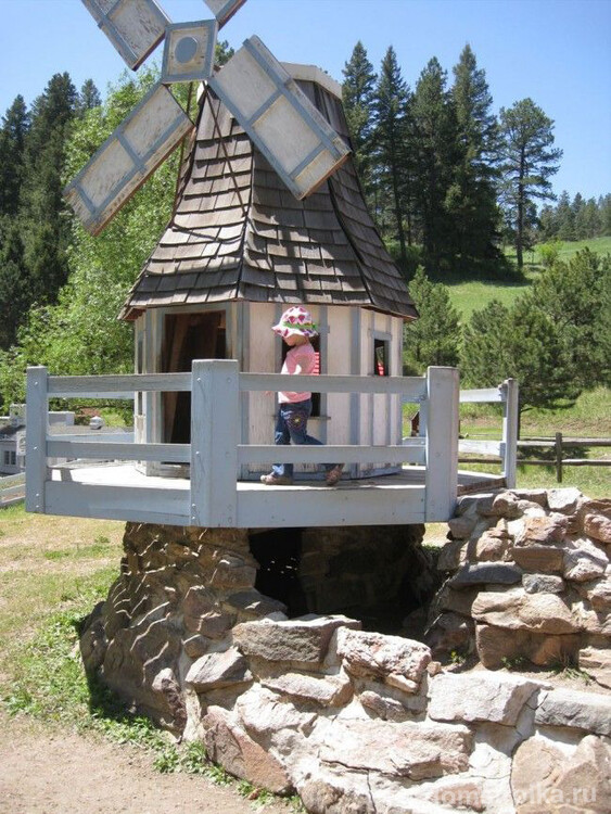 Детский игровой домик в виде мельницы