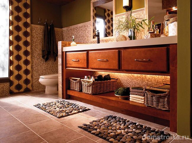 Сделать массаж стоп можно, не выходя из собственной ванной комнаты, с помощью таких чудо-ковриков с текстурой морской гальки