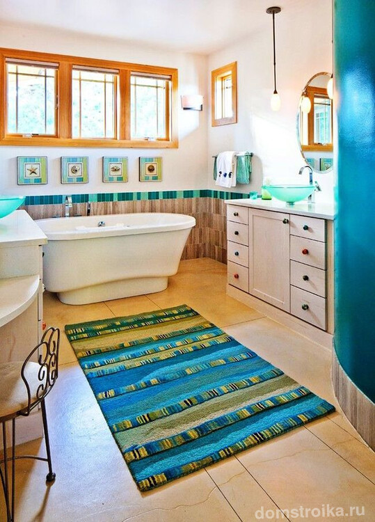 Приятного времяпровождения в ванной комнате добавит морских фантазий вот такой полосатый коврик