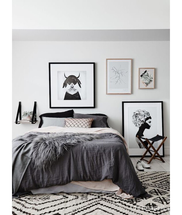 Спальня в скандинавском стиле в черно-белых тонах