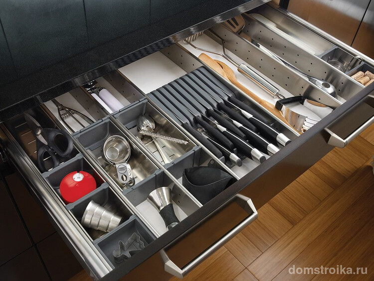 Большое количество отделений в лотке позволит разместить максимальное количество кухонной утвари