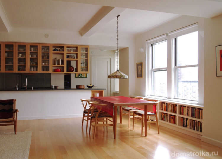 Красная клеенчатая скатерть в интерьере кухни стиля модерн
