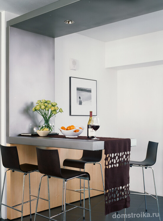 Небольшой обеденный стол, украшенный раннером, в интерьере современной кухни