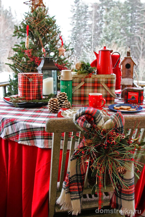 Праздничный стол, накрытый скатертью с рождественским мотивом