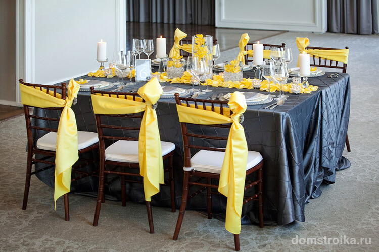 Современный стиль в выборе цветовой темы для свадебного оформления зала: весенний желтый цвет плюс строгий сланец