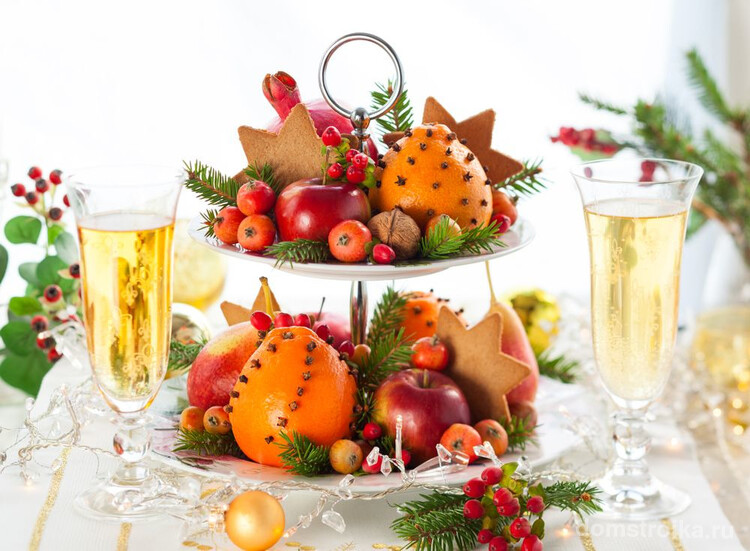 В этом году ваш новогодний стол должен быть ярким, сверкающим, со множеством фруктов