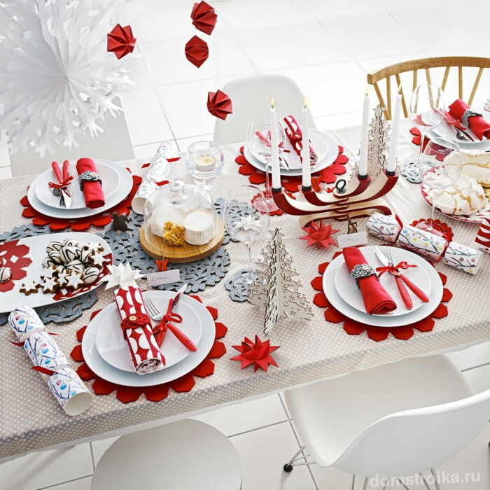 Красные и бело-красные салфетки на новогоднем столе