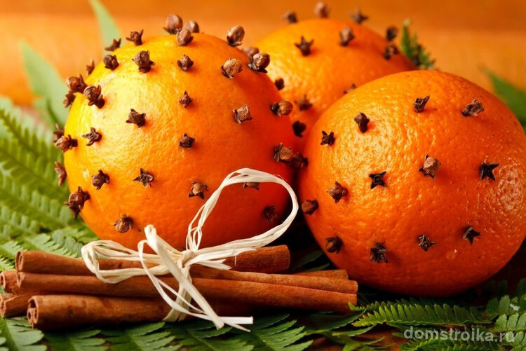 Жительнице тропиков придется по вкусу множество фруктов на новогоднем столу