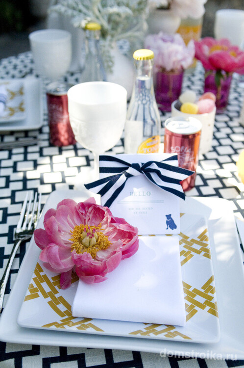 Сервировка стола в домашних условиях. Одиночные свежие цветы используются для украшения места каждого приглашенного. Их можно прикреплять к именным карточкам