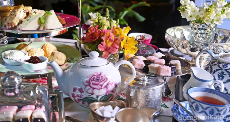 Сервировка стола в домашних условиях. Садовая чайная вечеринка предполагает сервировку только десертными принадлежностями и небольшими тарелочками. Пирожные выкладывают в общие вазы