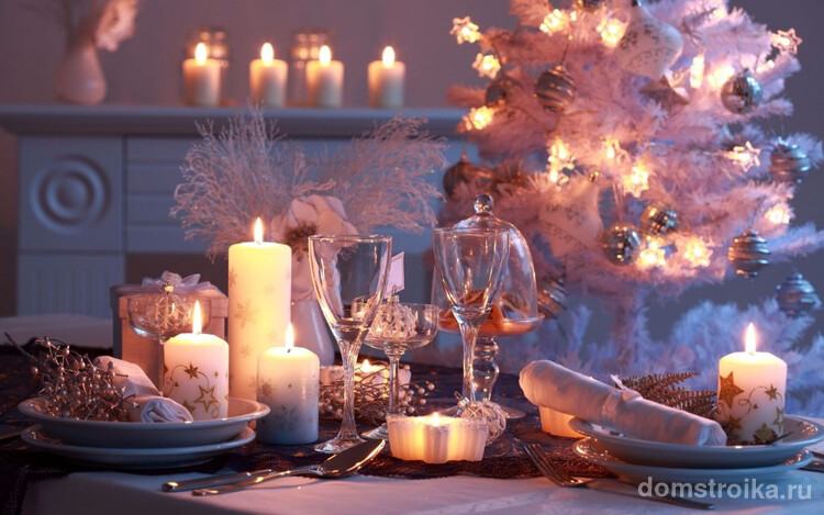 Сервировка стола в домашних условиях. Новый год, Рождество - праздники, на которые собирают застолья вечером. Для их оформления можно использовать диодную иллюминацию, как на столе, так и в остальном помещении