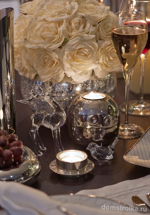 Сервировка стола в домашних условиях. Белые цветы, свечи, серебро и хрусталь - отличная основа для оформления вечернего приема гостей за столом