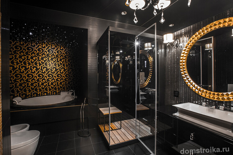 Роскошная ванная комната с круглым зеркалом и люстрой