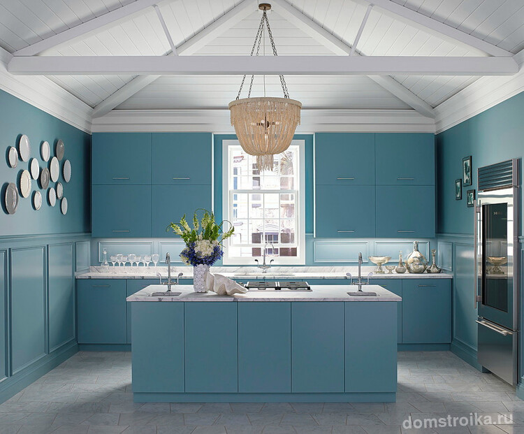 Голубая кухня с массивной люстрой легко станет самой запоминающейся в доме