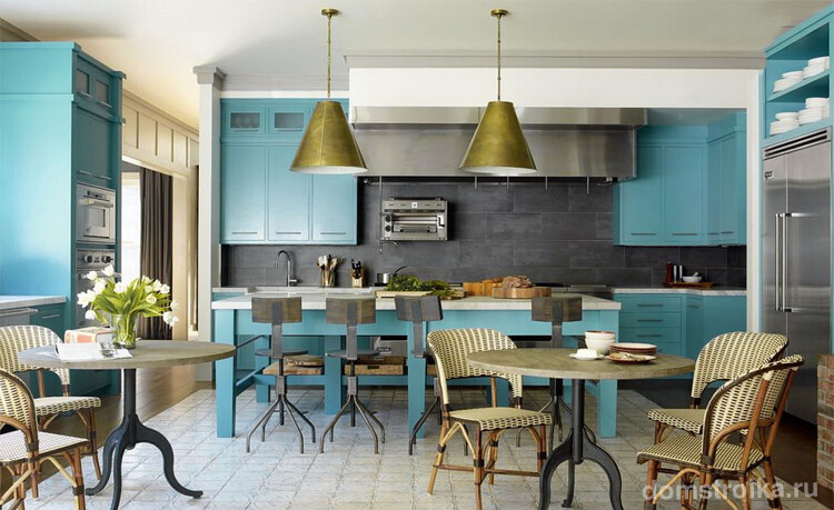 Серо-голубая палитра цветов на кухне