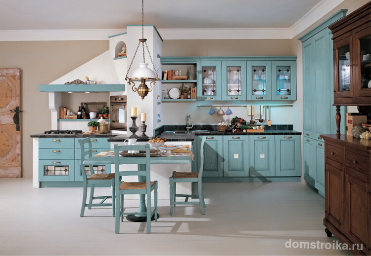Классическая кухня с мебелью небесно-голубого цвета