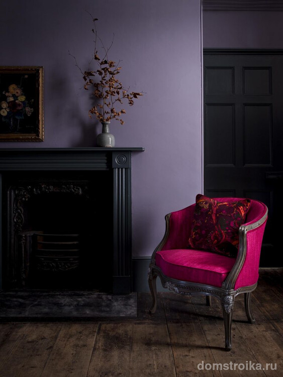 Темные пастельные сиреневые обои с серым оттенком в гостиной с ярким акцентом на ярко розовом клесле, исполненом в общем настроении комнаты