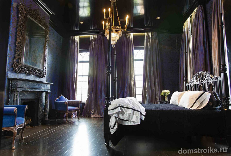 Роскошная спальня в сиреневых тонах с легкими занавесками на окнах