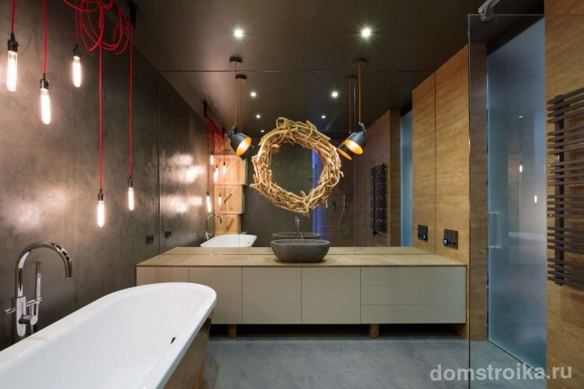 Ванная комната в стиле модерн с огромным зеркалом