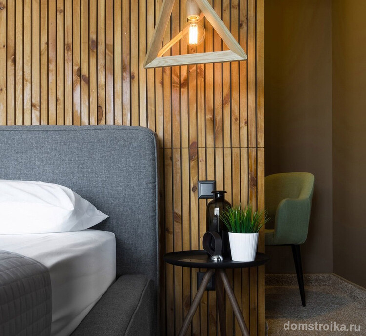 Современный интерьер спальни с прикроватными лампами, закрепленными на потолке