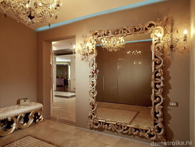 Зеркало в массивной оправе с изумительными светильниками по бокам станет настоящим украшением прихожей
