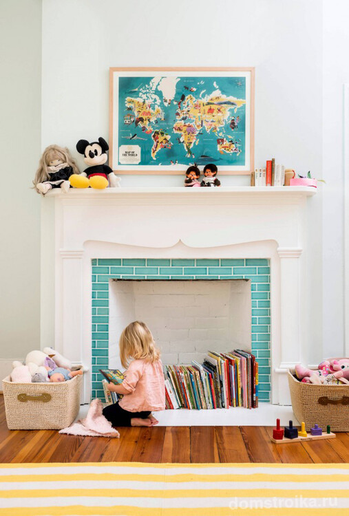 Экономия пространства в детской комнате с помощью декоративного камина, который с легкостью заменит шкаф для книг
