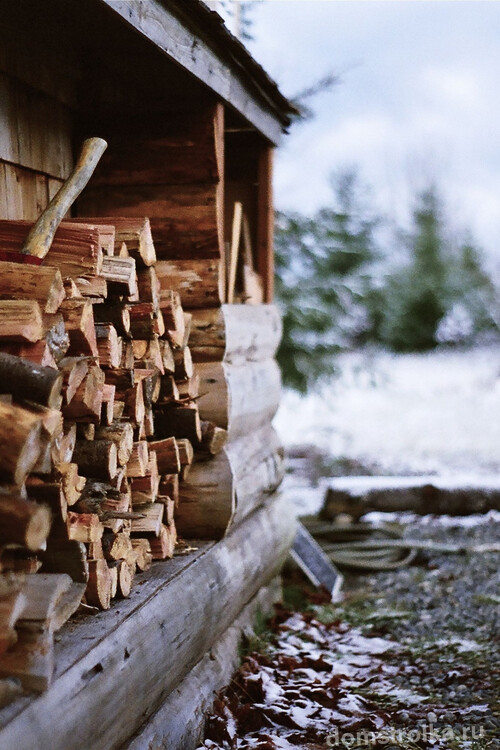 Вы можете обустроить обычный небольшой навес для хранения дров, где можно будет удобно хранить все запасы древесиныВы можете обустроить обычный небольшой навес для хранения дров, где можно будет удобно хранить все запасы древесины