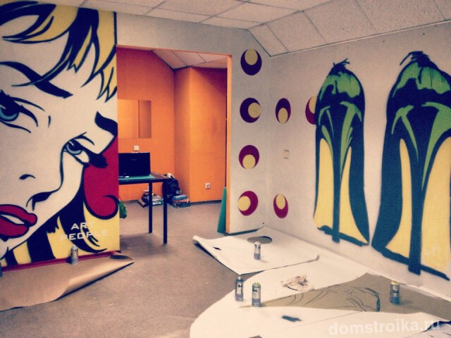 Маленький секрет: комнату в стиле поп-арт можно декорировать своими руками, используя трафарет и баллоны с краской