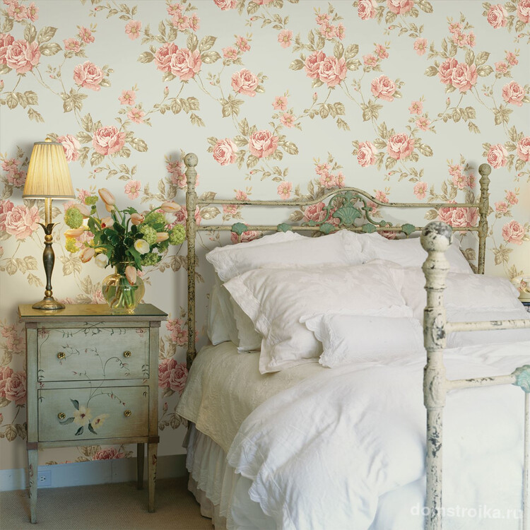 Розы на стене в спальне стиля прованс
