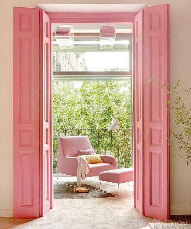 Розовая дверь-гармошка — яркая изюминка в спальне