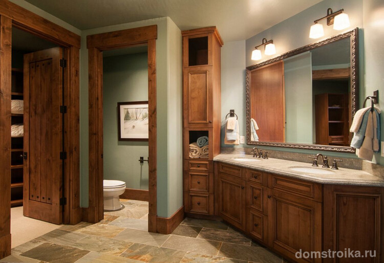 Деревенский стиль загородного дома: шпон из коричневого махагона в отделке дверей и мебели ванной
