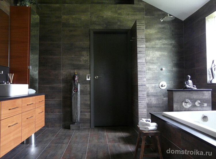 Ванная в темных тонах: двери, пол, стены выполнены в цвете графита