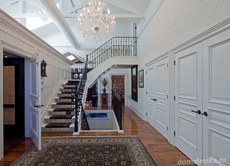 Белые филенчатые двери станут украшением классического дома