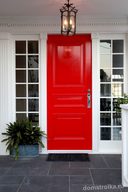 Красные филенчатые двери с алюминиевым каркасом