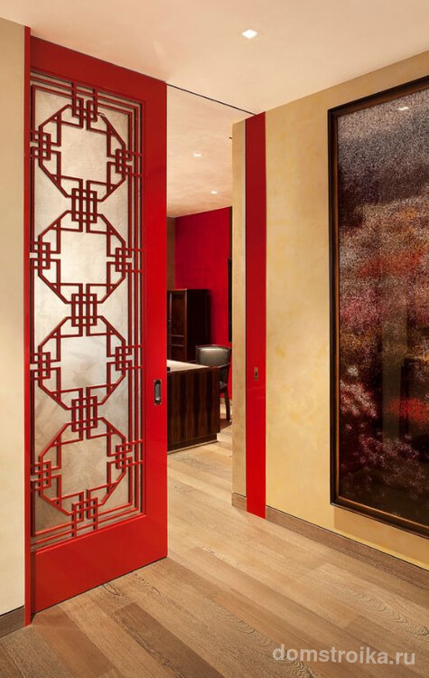 Красные филенчатые двери декорированные стеклянными вставками с орнаментом - настоящее произведение искусства