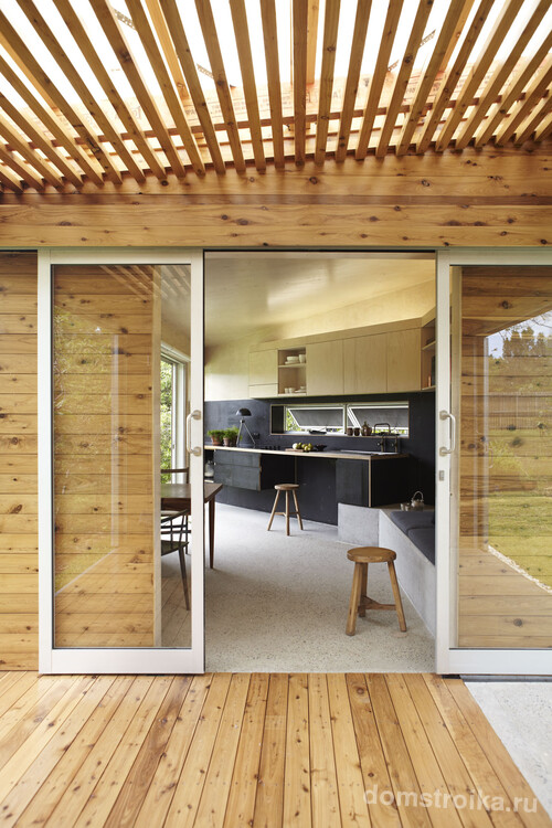 Воздушные стеклянные двери-купе отлично гармонируют с отделкой дома из натурального дерева