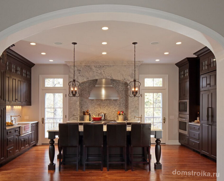 Широкая арка на кухне позволяет визуально расширить пространство комнаты
