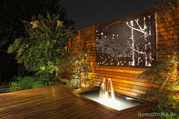 Деревянная терраса с фонтанчиком и светящимся панно