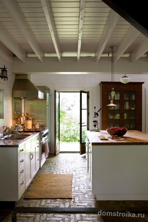 Кухня в стиле "прованс" с идеальным деревяным потолком