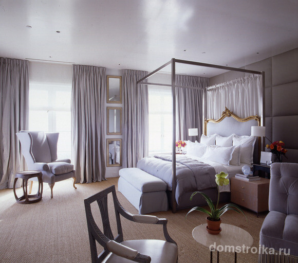 Легкий отражающий эффект лавандового потолка придает комнате элегантность и необычайную нежность