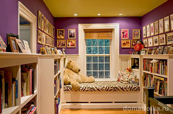 Желтый матовый потолок насыщает детскую комнату теплом и уютом
