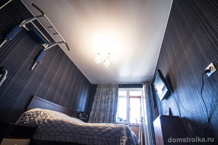 Освежающий светлый потолок идеально сочетается с солидным темным цветом стен