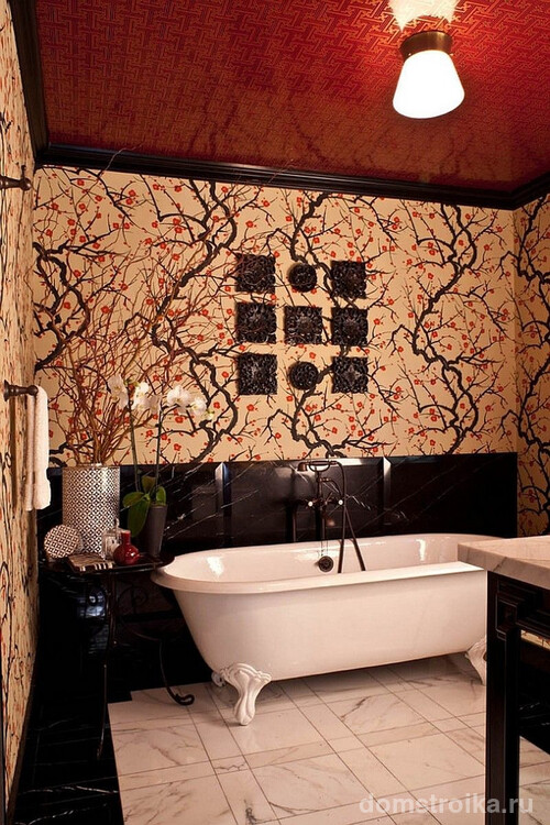 Для ванной в восточном стиле выбрали красный натяжной потолок с золотым рисунком