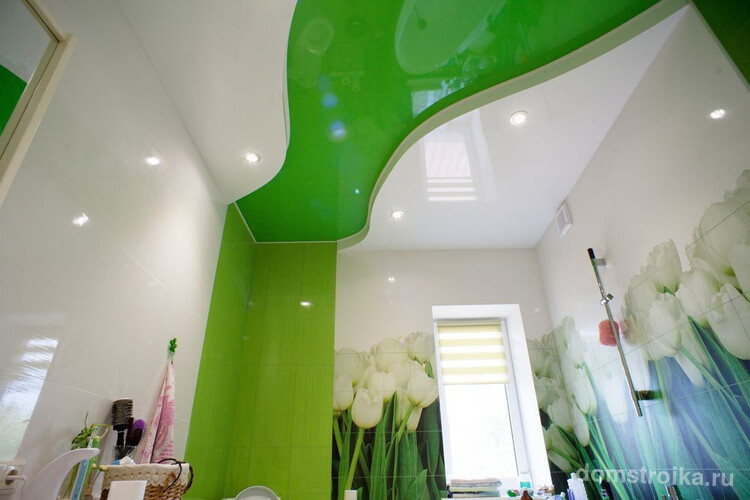 Весенняя ванна комната. Необычное решение, взаимодействие волны натяжного полотна, которая перетекает в плитку такого же цвета на стенах