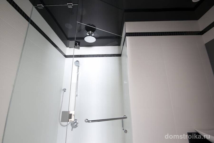 Натяжное полотно не боится влаги, поэтому часто используется в ванных комнатах